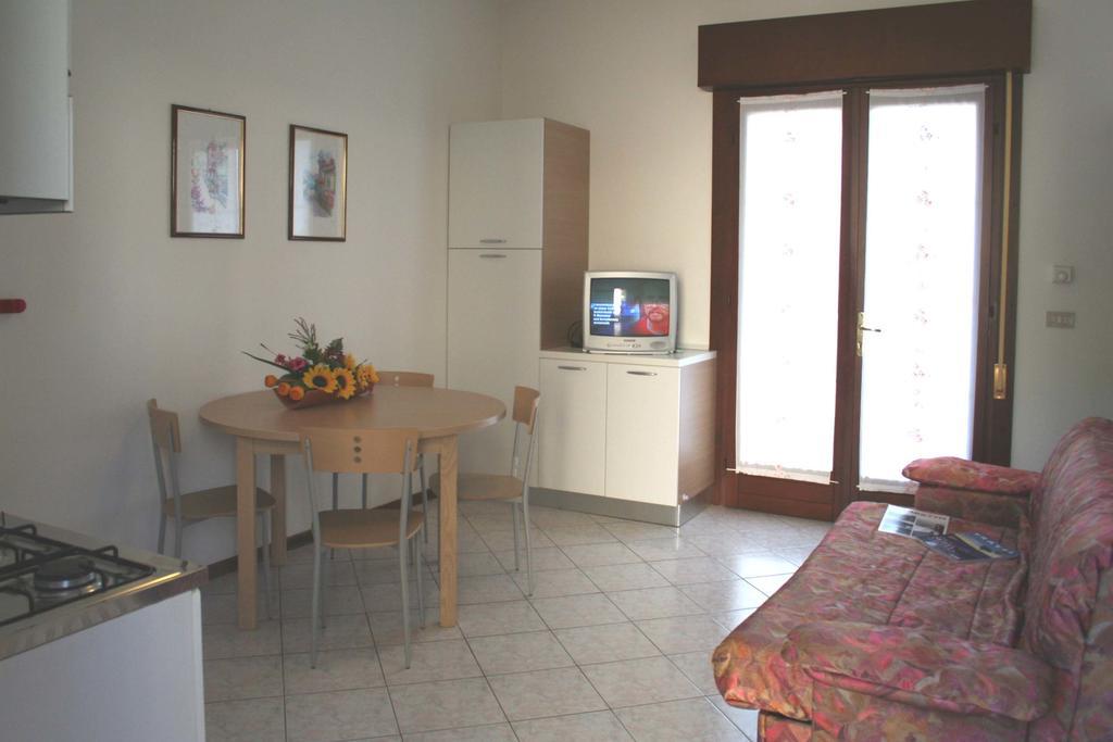 Apartamento Viviana Lignano Sabbiadoro Habitación foto